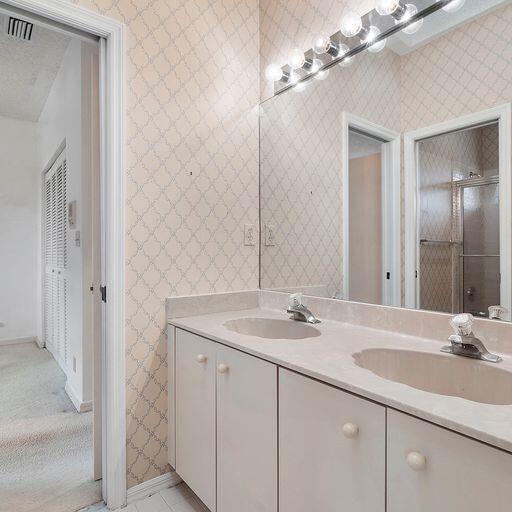 8712 Vía Reale Boca Raton, FL 33496 - Photo 17 of 32 Jack and Jill bath