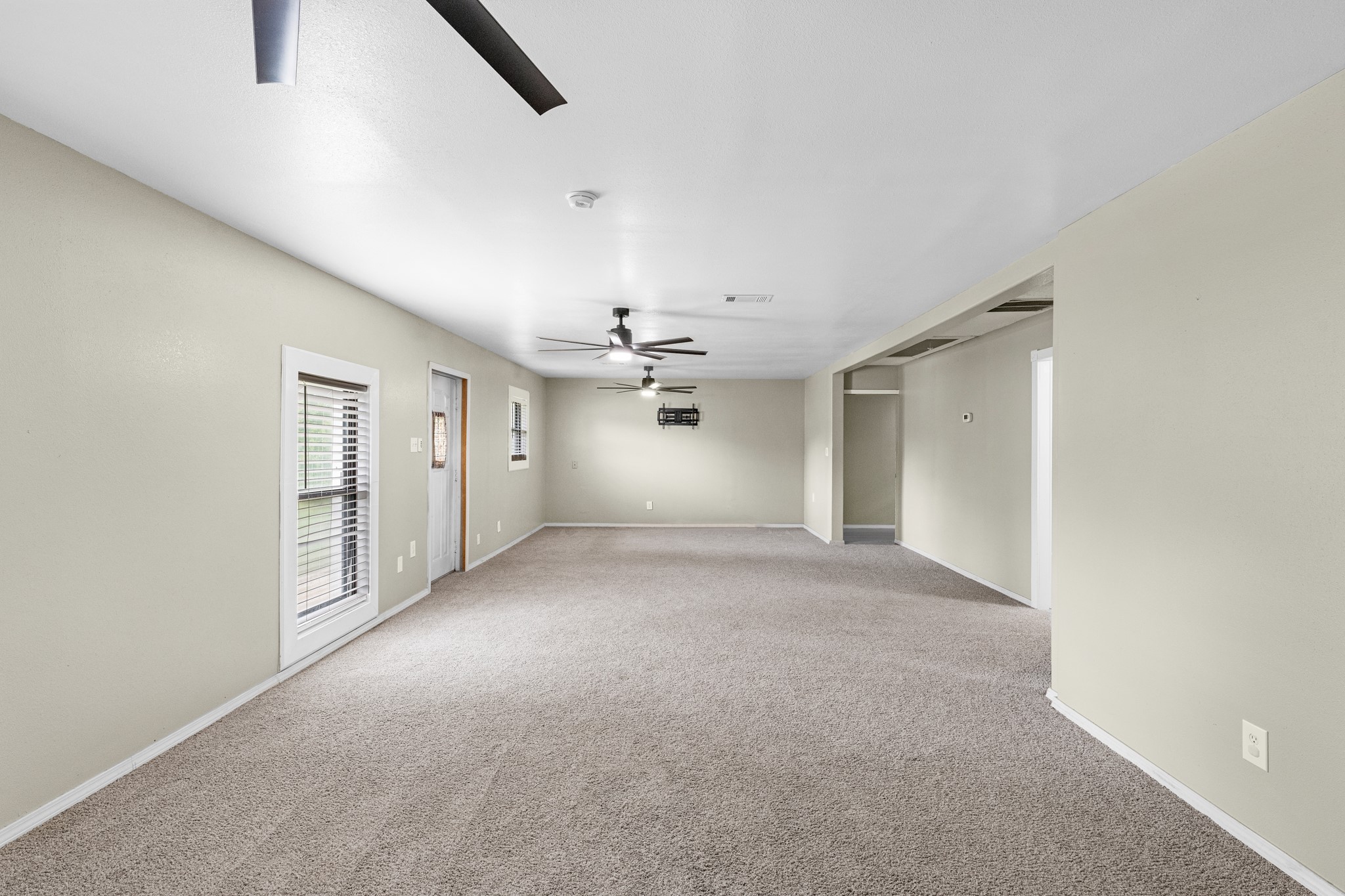 16511 Edgefield Lane Conroe, TX 77302 - Photo 24 of 42 an empty room with a ceiling fan and windows