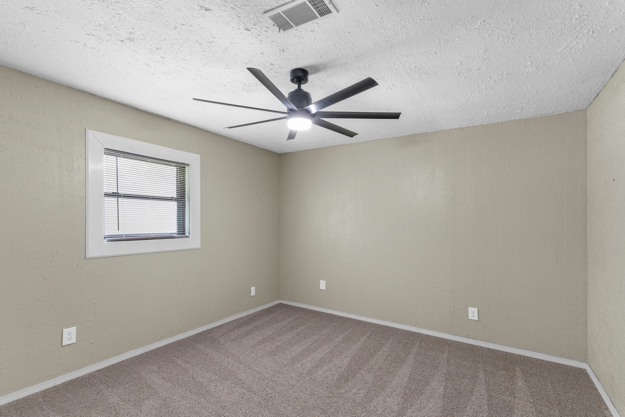 16511 Edgefield Lane Conroe, TX 77302 - Photo 26 of 42 an empty room with windows and ceiling fan
