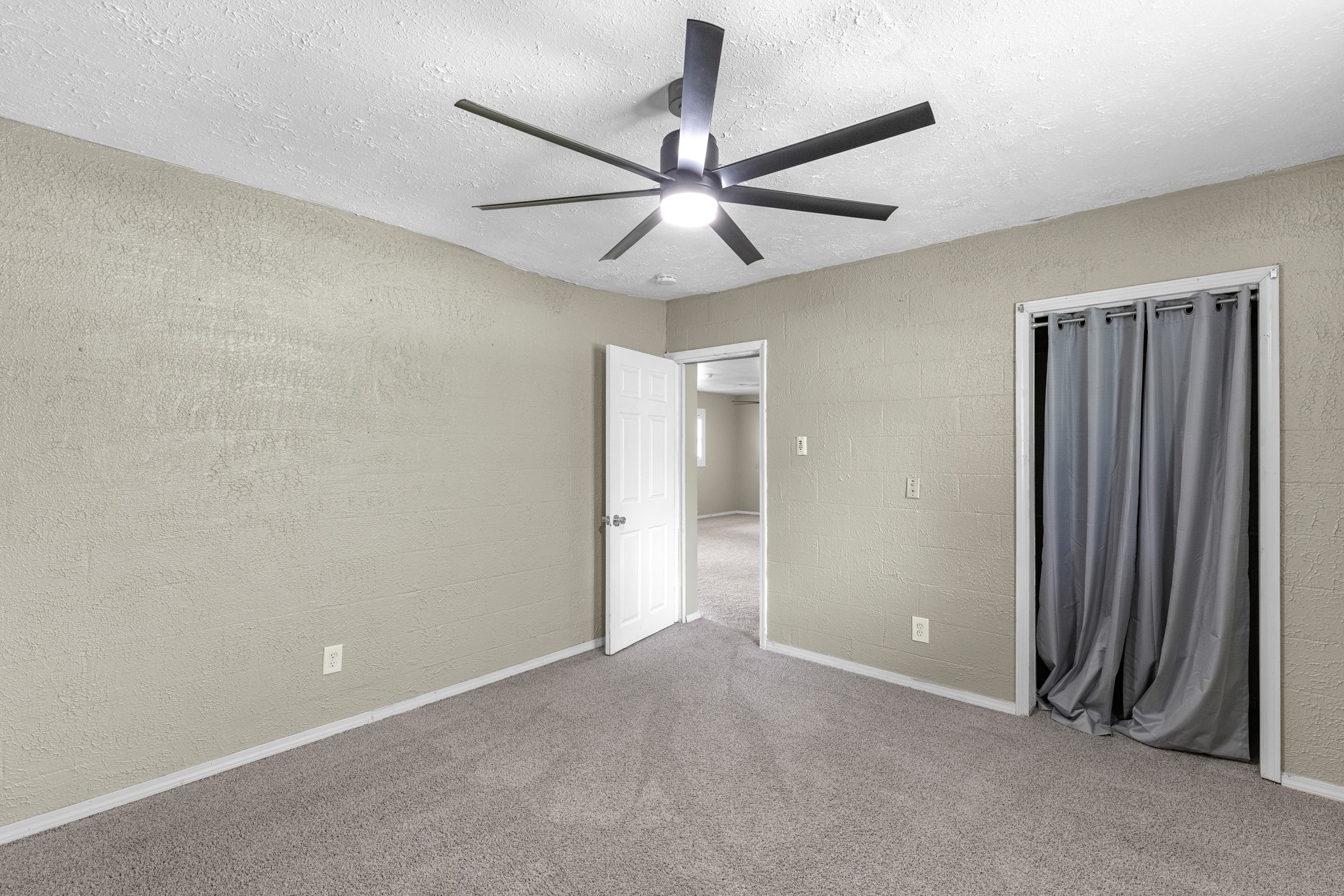 16511 Edgefield Lane Conroe, TX 77302 - Photo 27 of 42 an empty room with closet and a ceiling fan