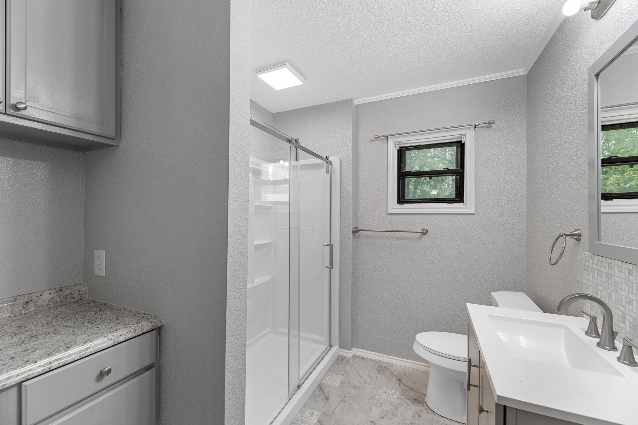 16511 Edgefield Lane Conroe, TX 77302 - Photo 28 of 42 a bathroom with a toilet sink vanity and granite