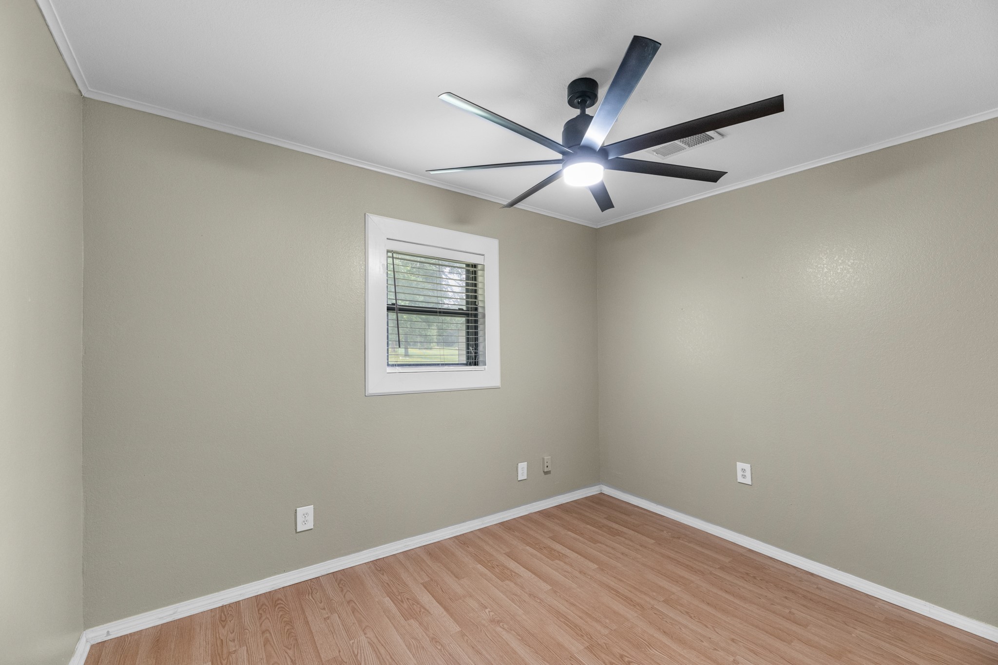 16511 Edgefield Lane Conroe, TX 77302 - Photo 29 of 42 an empty room with a window and a fan