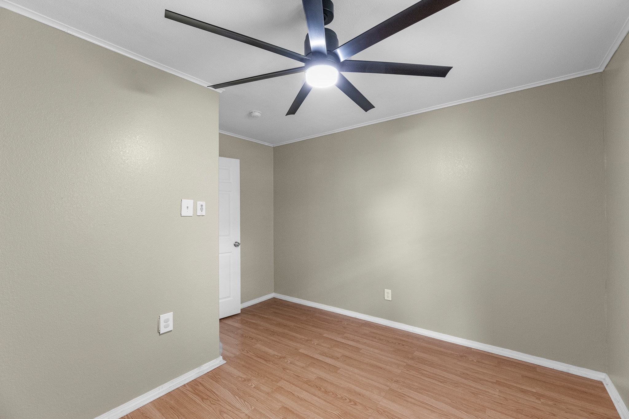 16511 Edgefield Lane Conroe, TX 77302 - Photo 30 of 42 an empty room with wooden floor and windows