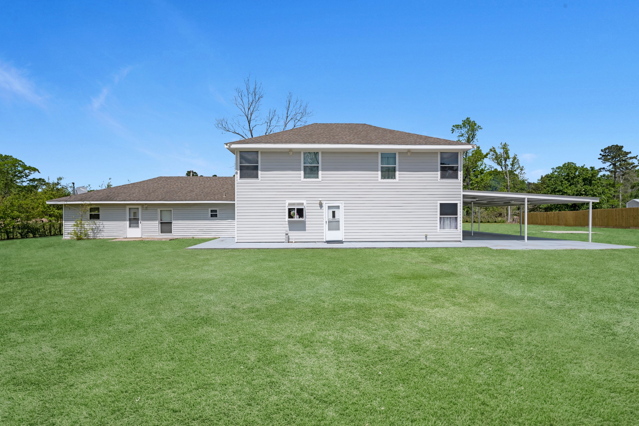 16511 Edgefield Lane Conroe, TX 77302 - Photo 40 of 42 a front view of a house with a garden