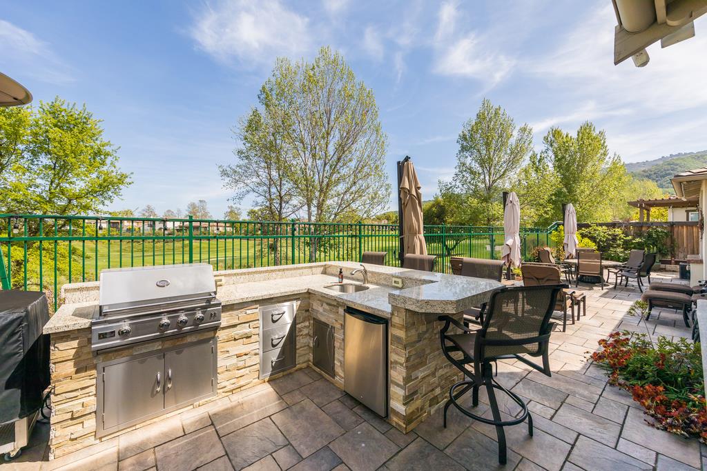 7670 MacKenzie Way Gilroy, CA 95020 - Photo 63 of 70 a view of a patio with table and chairs and potted plants