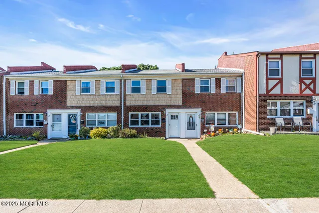 $345,000 | 131 Briar Mills Drive, Brick, NJ 08724