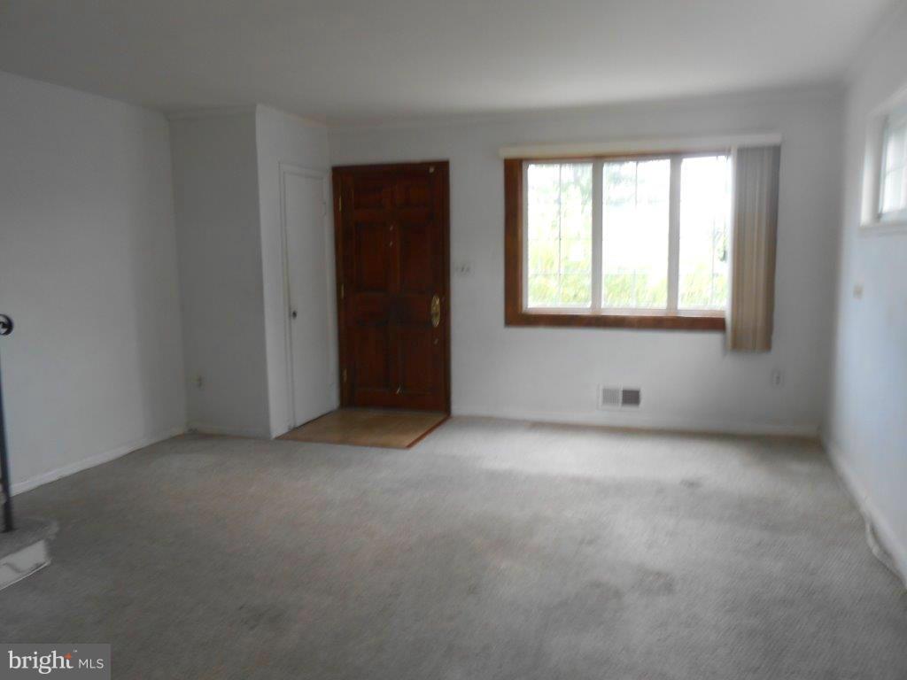 4450 Fenor Road Baltimore, MD 21227 - Photo 6 of 14 Living Room