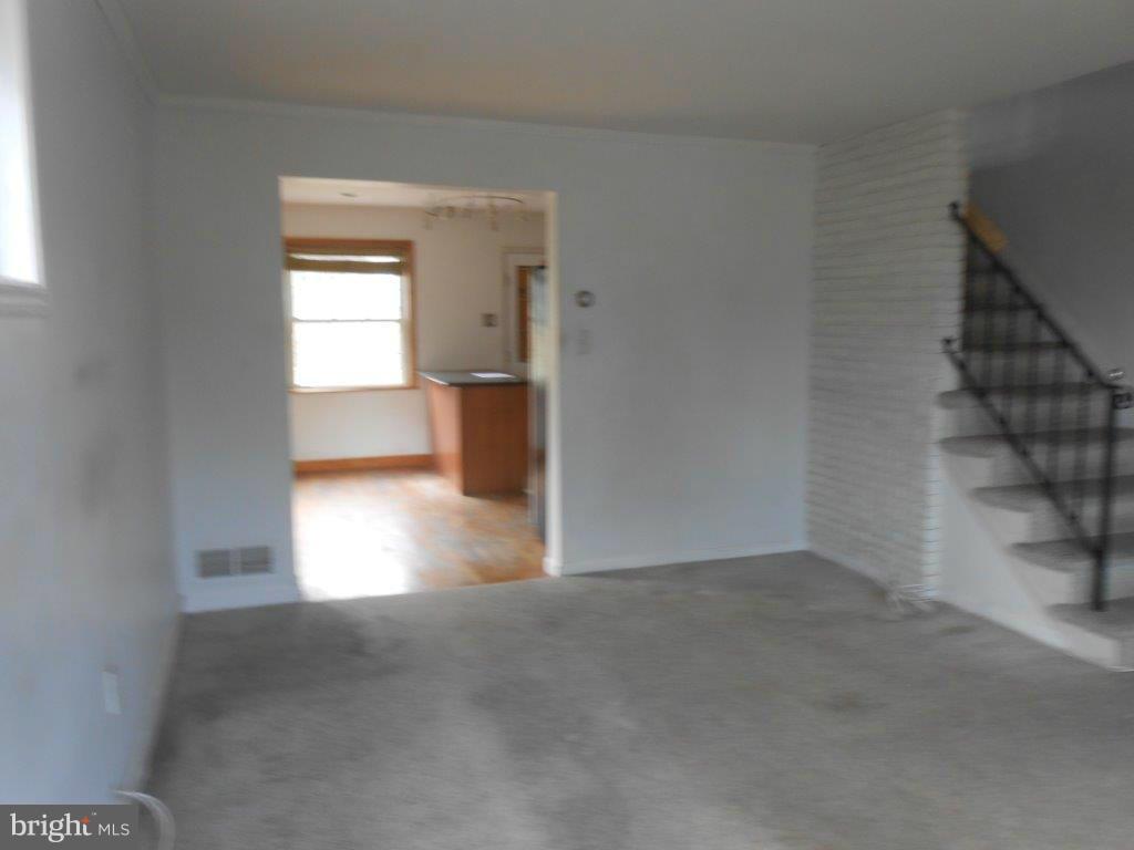 4450 Fenor Road Baltimore, MD 21227 - Photo 7 of 14 Living Room