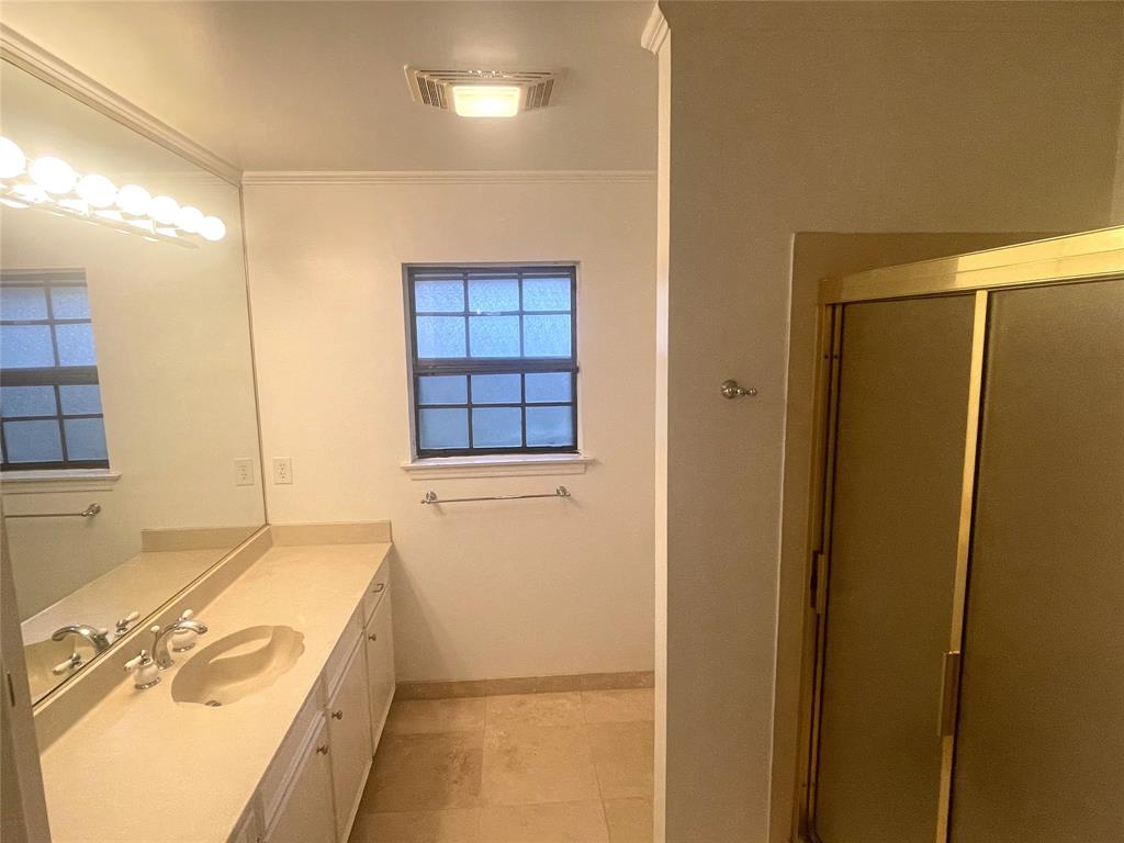 720 Coachlight Road Shreveport, LA 71106 - Photo 14 of 22 a bathroom with a tub sink and mirror