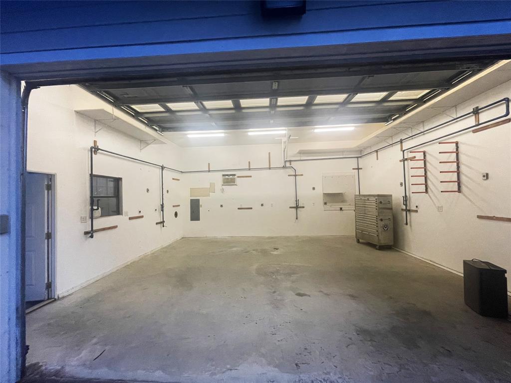 720 Coachlight Road Shreveport, LA 71106 - Photo 20 of 22 a view of a garage