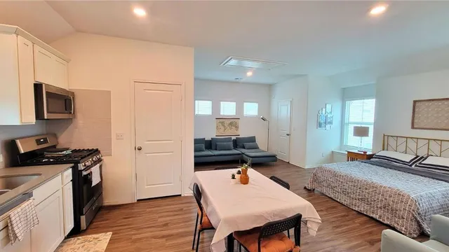 $1,300 | 260 Rioja, Unit GARAGE APARTMENT, Kyle, TX 78640