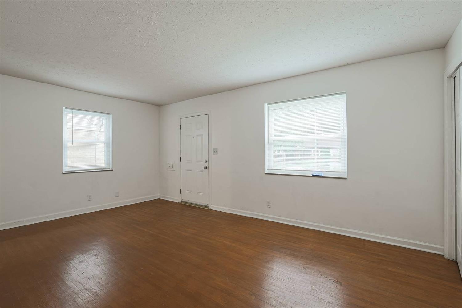 8061 Daly Road Cincinnati, OH 45224 - Photo 5 of 29
