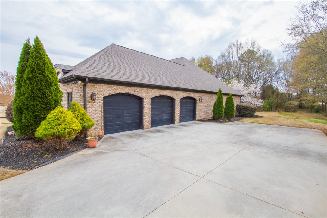 104 Rivendell Drive Anderson, SC 29621 - Photo 3 of 39