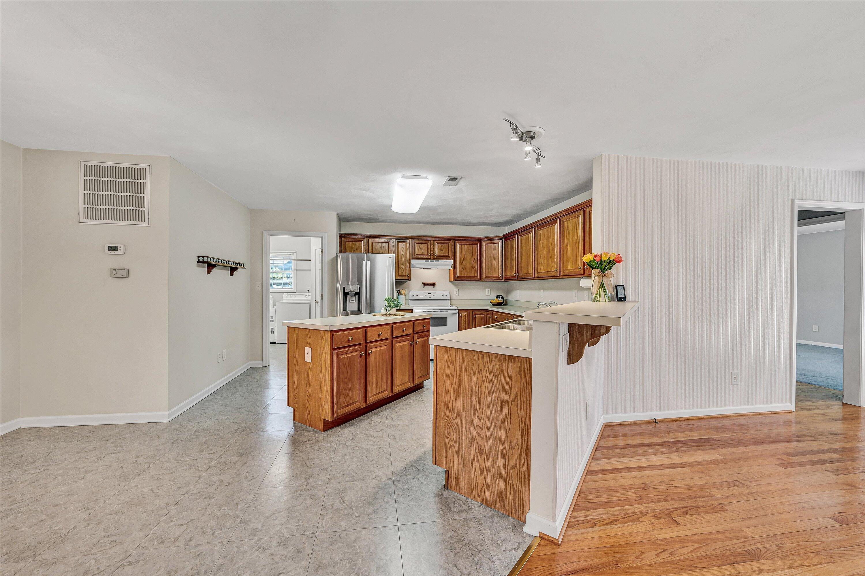 3516 Pinnacle Ridge Road Northeast Roanoke, VA 24012 - Photo 13 of 39 a very nice looking room with a large window