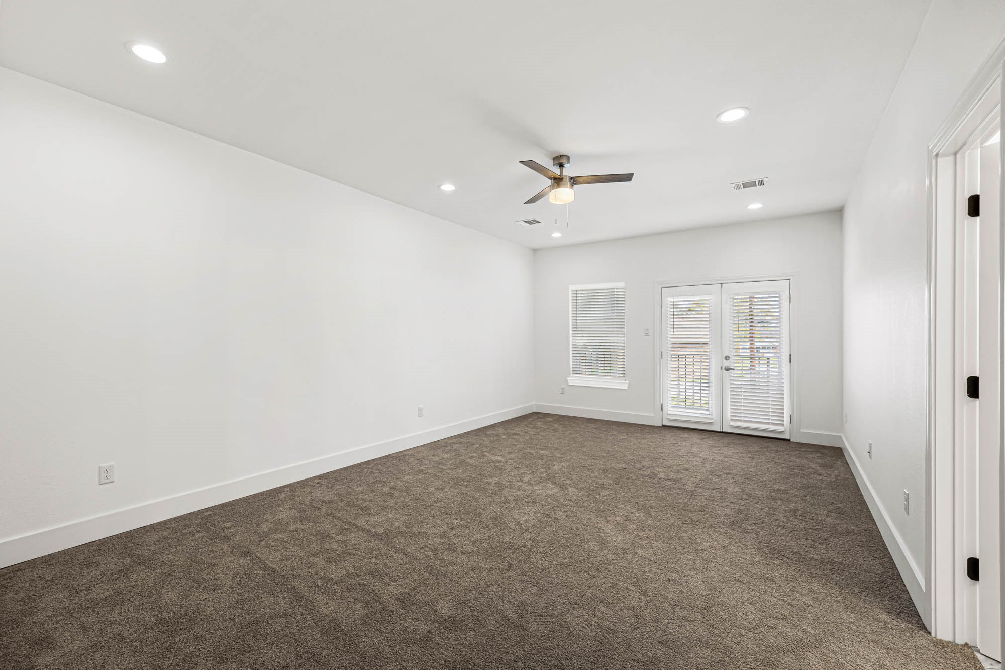 4512 Noble Street Houston, TX 77020 - Photo 11 of 16 an empty room with closet and a ceiling fan
