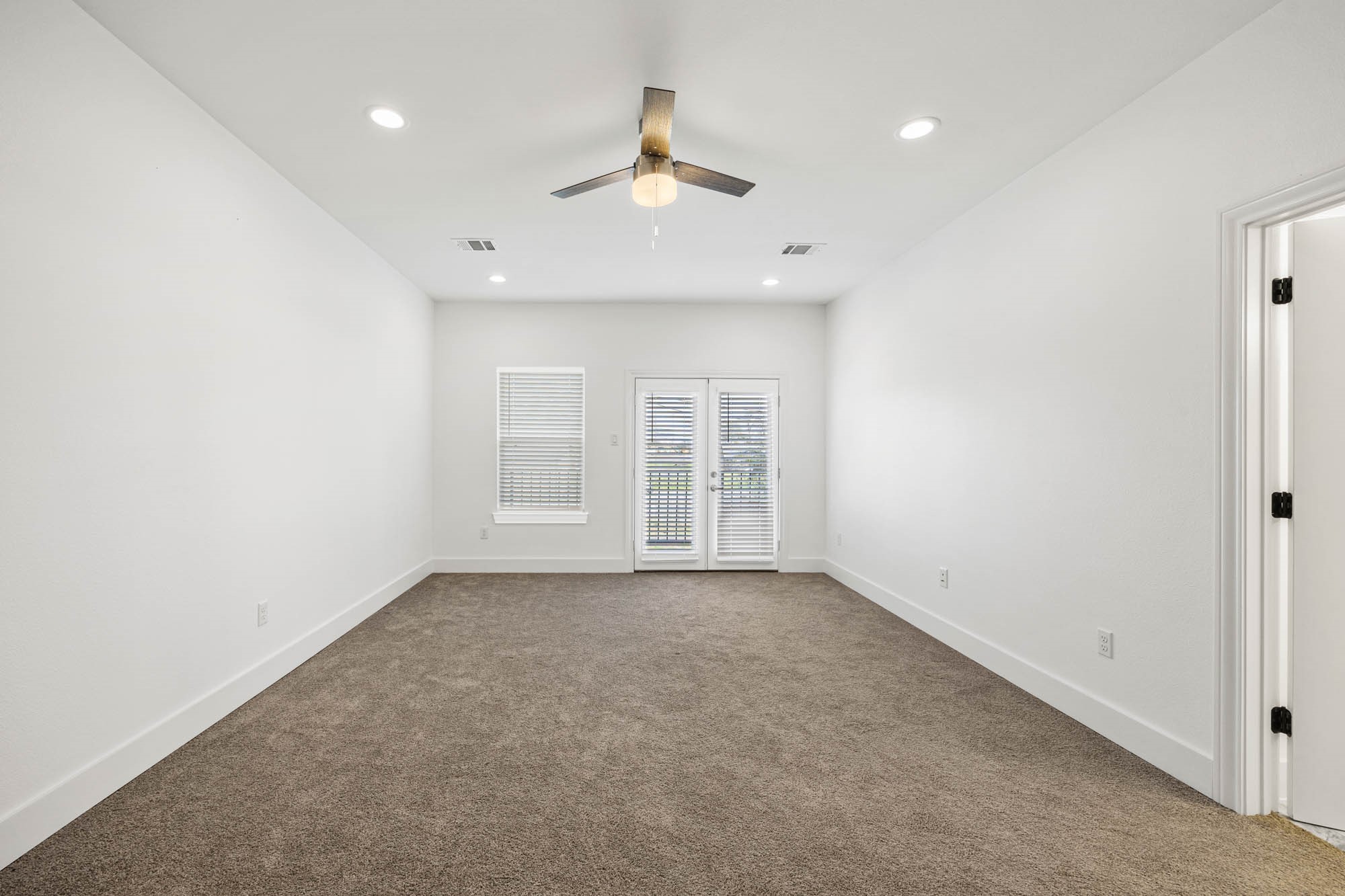 4512 Noble Street Houston, TX 77020 - Photo 12 of 16 an empty room with a empty space and a ceiling fan