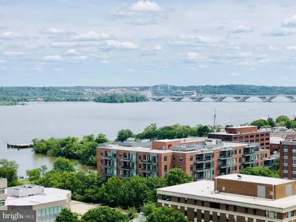 $2,600 | 801 North Pitt Street, Unit 901, Alexandria, VA 22314