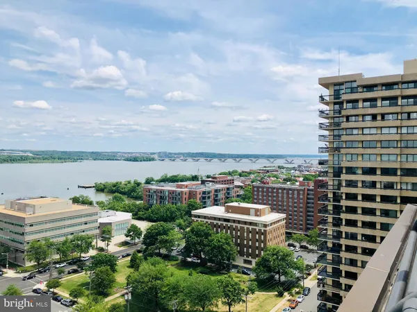 $2,600 | 801 North Pitt Street, Unit 901, Alexandria, VA 22314