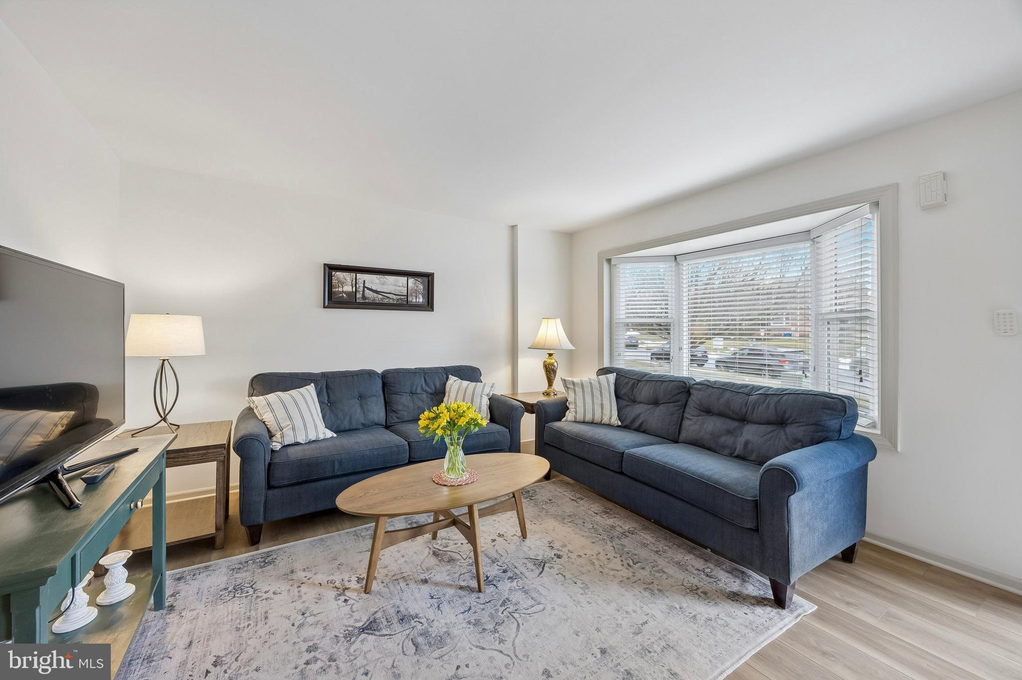 124 Longford Road West Chester, PA 19380 - Photo 5 of 28 Cozy, bright Living Room