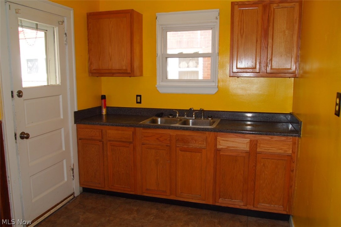 1044 Quilliams Road Cleveland, OH 44121 - Photo 4 of 8