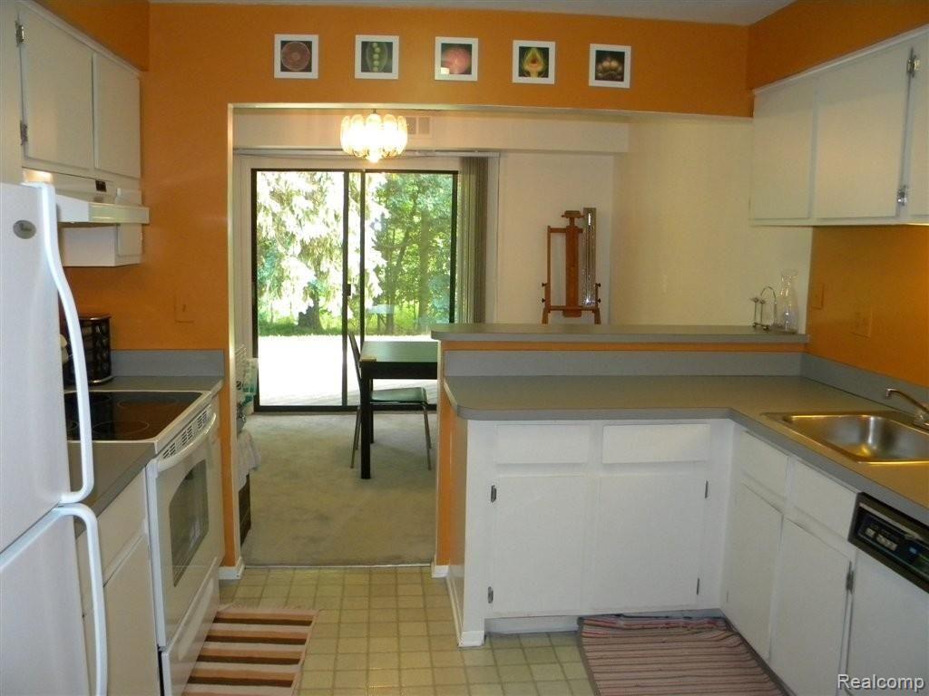 1687 Riverside Drive, Unit 13 Rochester, MI 48309 - Photo 6 of 23 DSCN9094.JPG