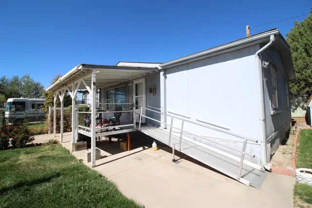 a view of a house with backyard and porch