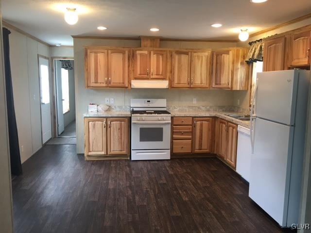 2 Chestnut Ridge Circle, Unit LOT 2 Kunkletown, PA 18058 - Photo 4 of 16 CUSTOM KITCHEN WITH HICKORY CABINETRY AND APPLIANC