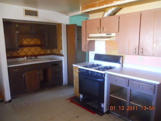 924 East Carson Road Phoenix, AZ 85042 - Photo 2 of 5 Kitchen