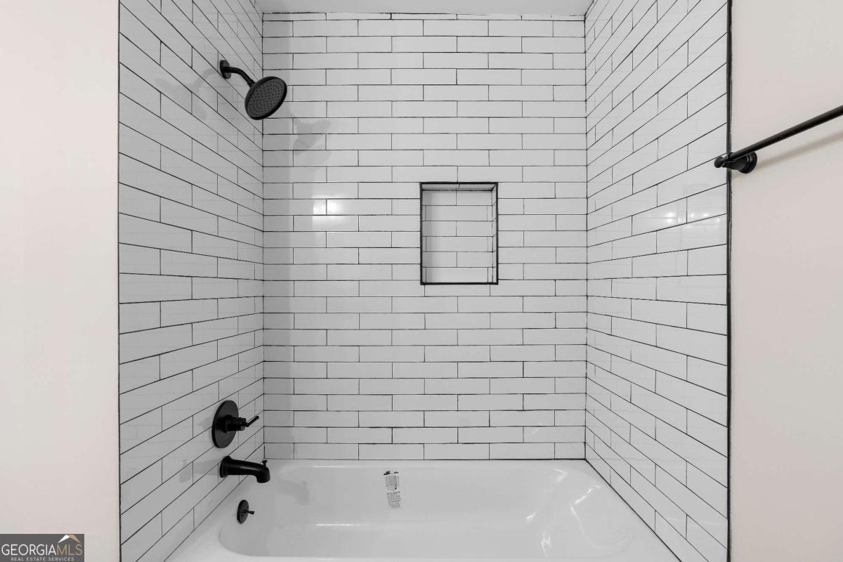 365 Winding River Drive Atlanta, GA 30350 - Photo 18 of 34 a bathroom with a bathtub