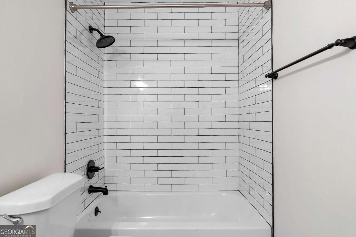 365 Winding River Drive Atlanta, GA 30350 - Photo 24 of 34 a bathroom with a white bathtub