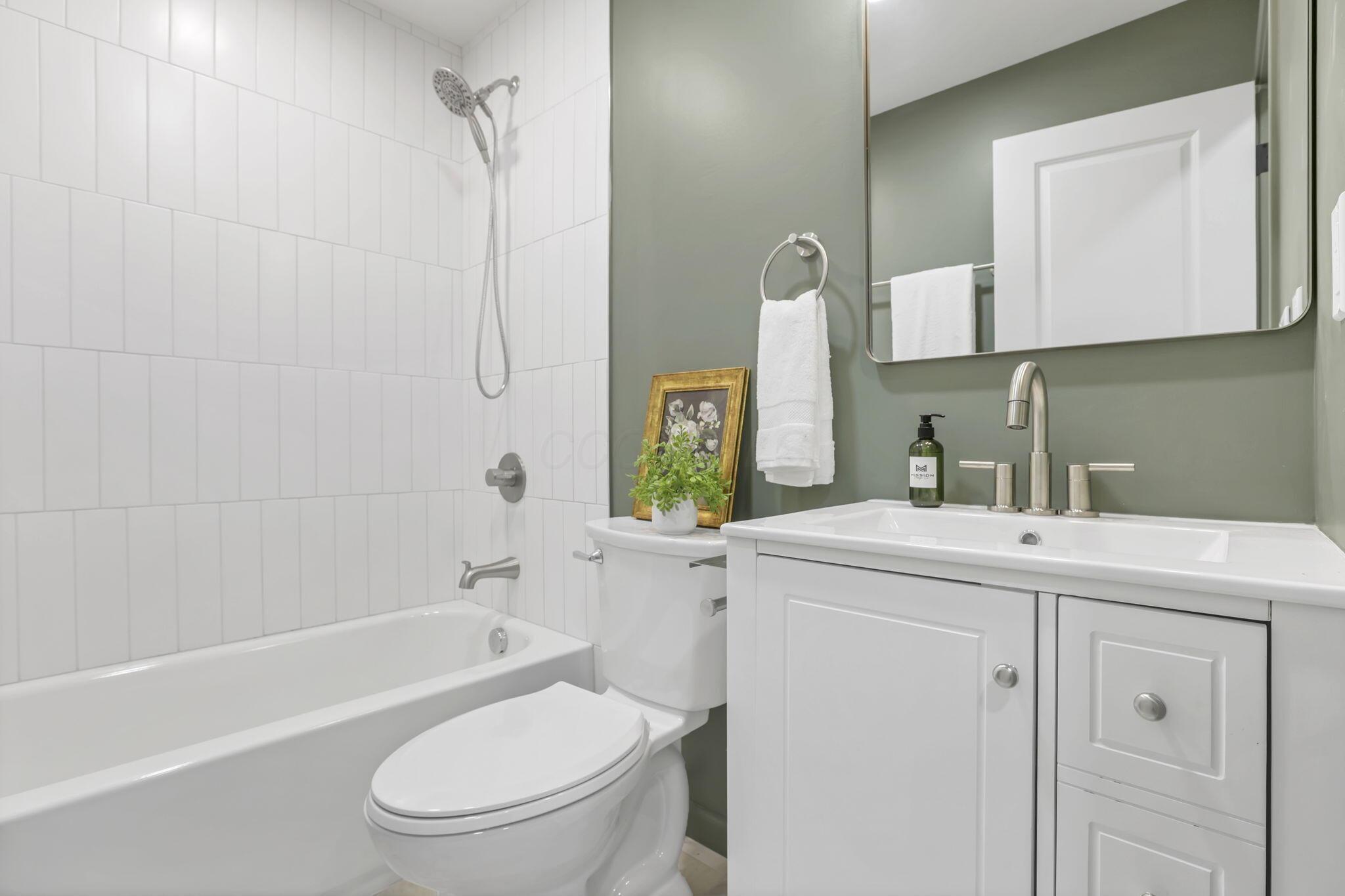 1285 Kingsgate Road Columbus, OH 43221 - Photo 32 of 50 Second full bathroom