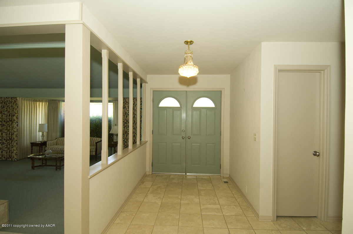 14 Nottingham Road Amarillo, TX 79124 - Photo 4 of 41 front inside entry