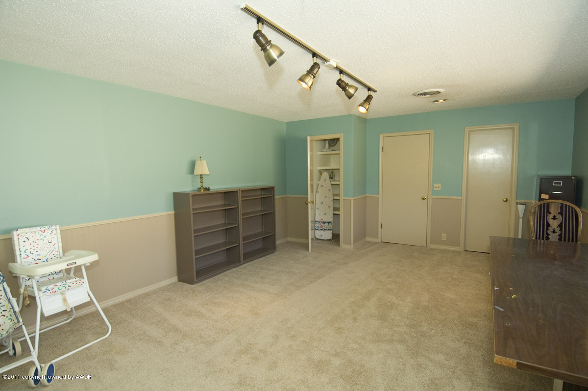 14 Nottingham Road Amarillo, TX 79124 - Photo 10 of 41 bonus room third living area