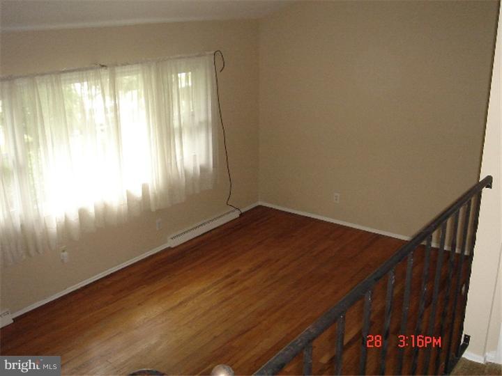 43 Carole Road Newark, DE 19713 - Photo 3 of 14 Living Room