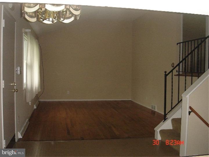 43 Carole Road Newark, DE 19713 - Photo 4 of 14 Living Room