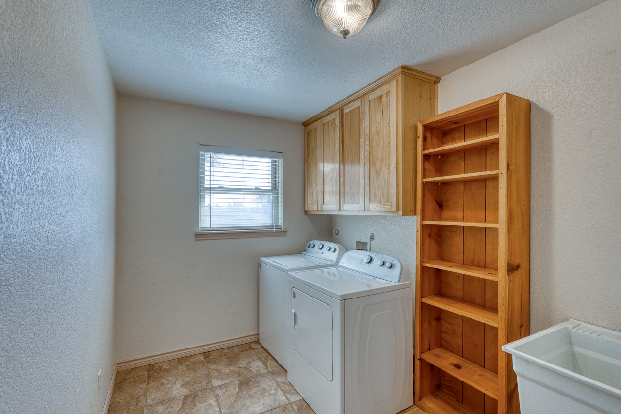 1129 Lonesome Loop Blanco, TX 78606 - Photo 16 of 40 Laundry room