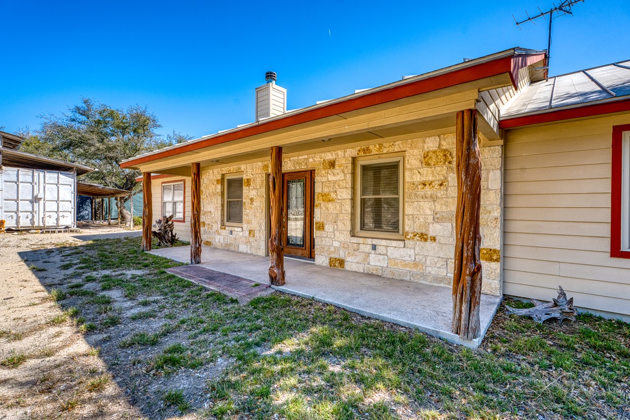 1129 Lonesome Loop Blanco, TX 78606 - Photo 4 of 40