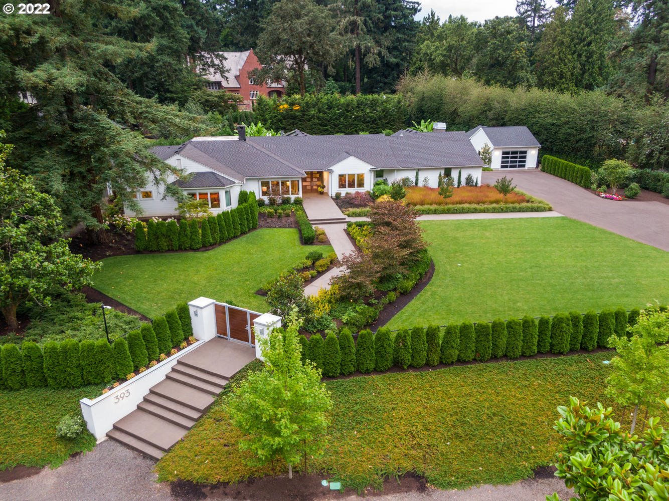 393 Southwest Edgecliff Road Portland, OR 97219 - Photo 4 of 12 Gallery Image 4