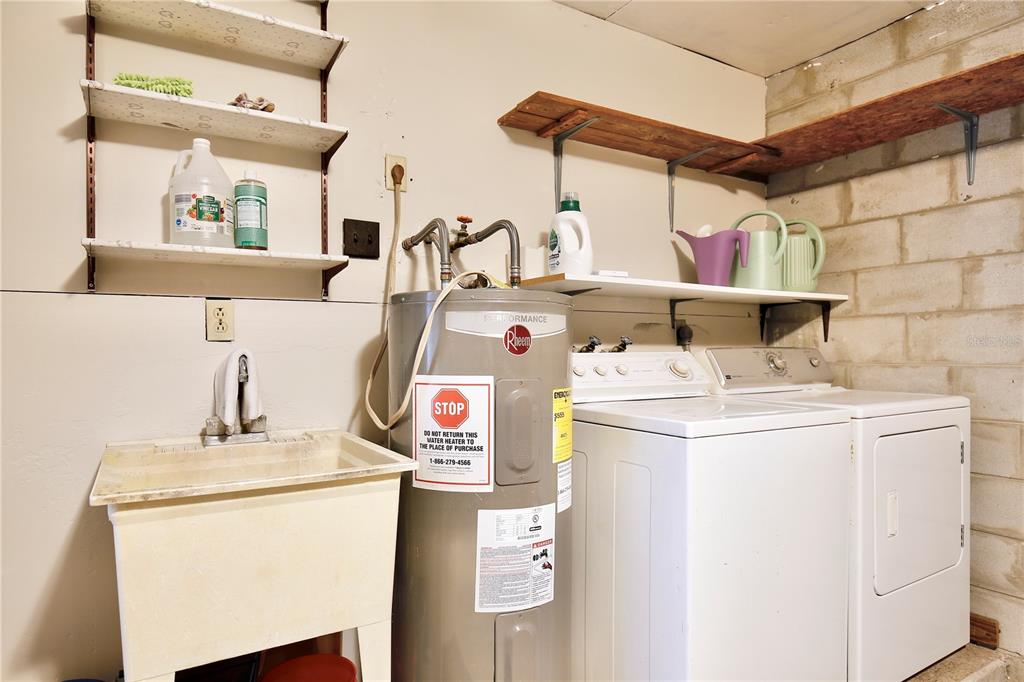 1179 Shadow Run Drive Lakeland, FL 33813 - Photo 27 of 42 a utility room with dryer and washer