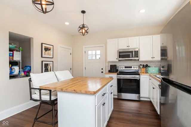 $2,200 | 405 Keystone Avenue, Unit 405, Indianapolis, IN 46201