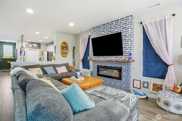 $949,950 | 22505 70th Place West, Mountlake Terrace, WA 98043