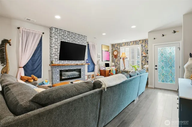 $949,950 | 22505 70th Place West, Mountlake Terrace, WA 98043