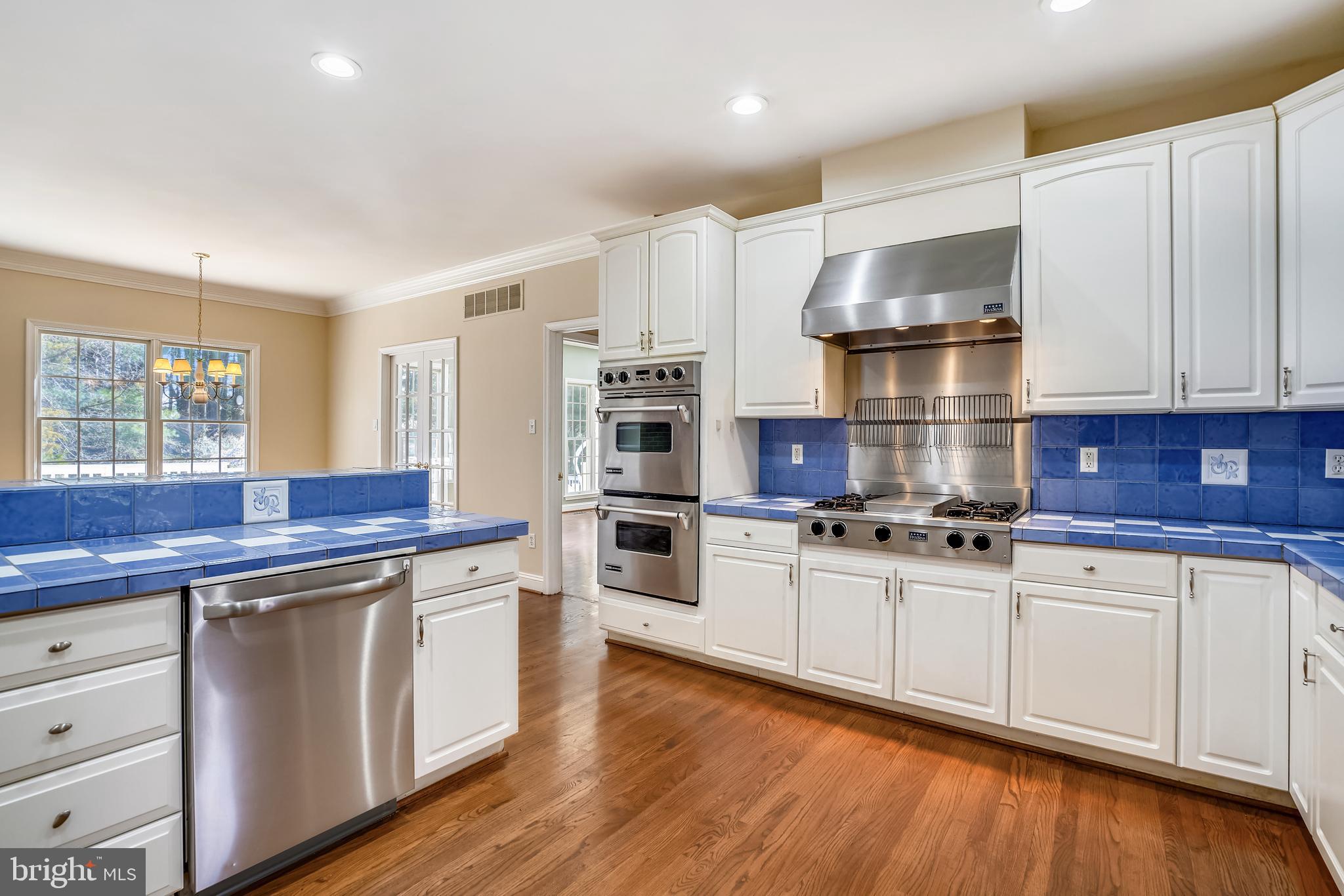 11862 Simpson Road Clarksville, MD 21029 - Photo 13 of 58 Gas cooktop, 2 pantries, recessed lighting