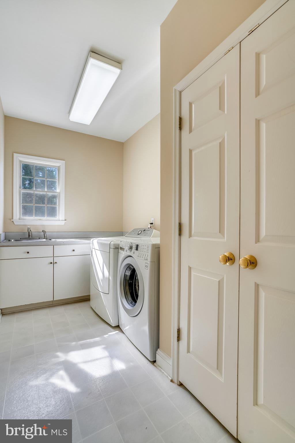 11862 Simpson Road Clarksville, MD 21029 - Photo 18 of 58 Spacious main level Laundry room w/sink & closet