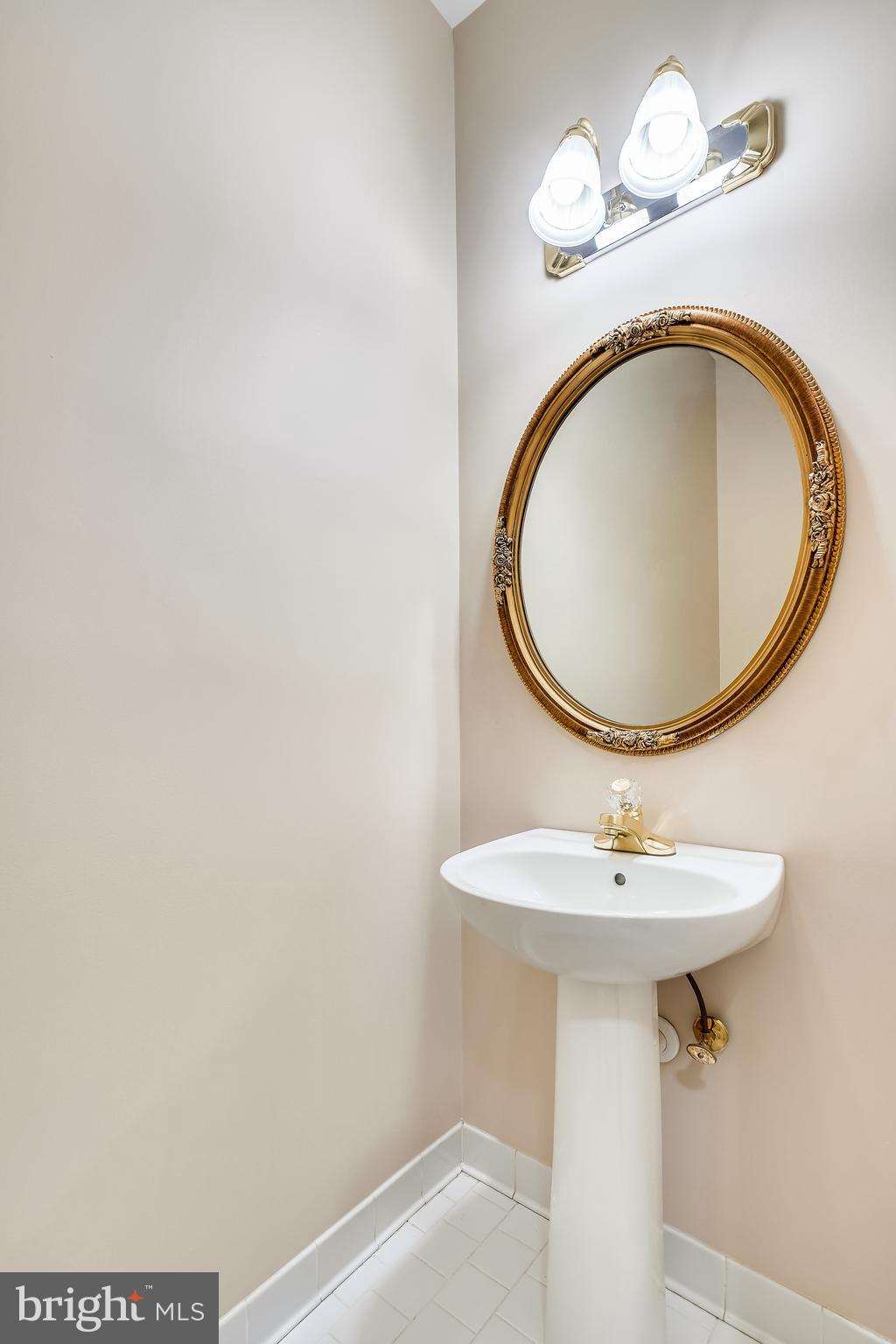11862 Simpson Road Clarksville, MD 21029 - Photo 19 of 58 Main level Powder Room with pedestal sink
