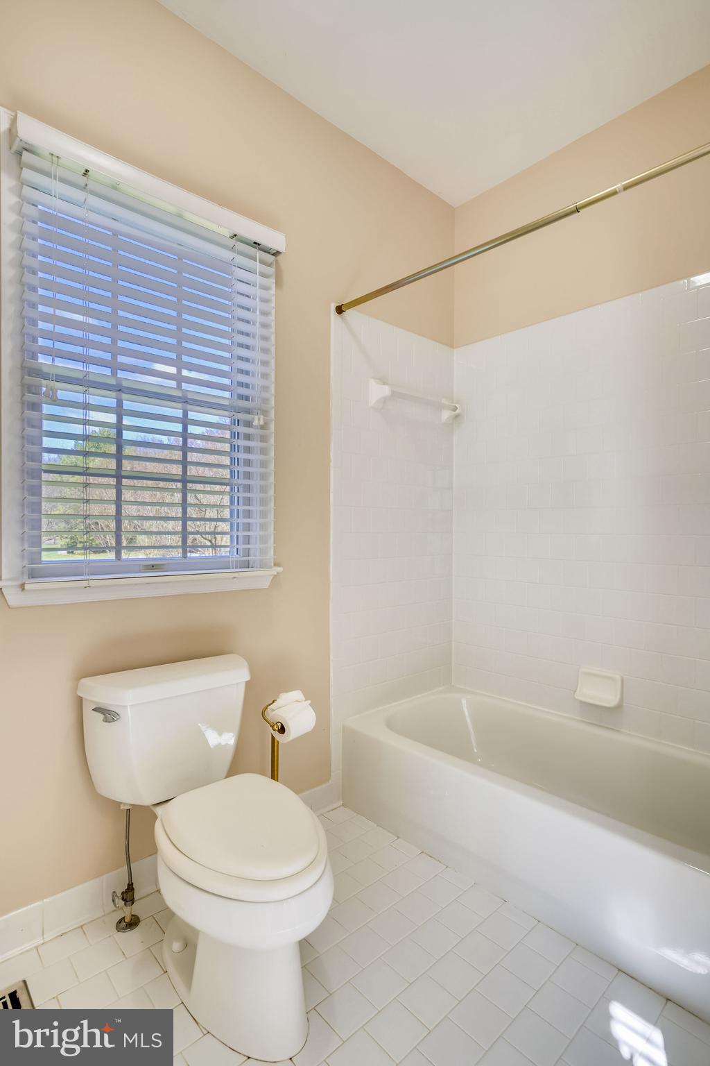 11862 Simpson Road Clarksville, MD 21029 - Photo 31 of 58 Jack & Jill full tub bath