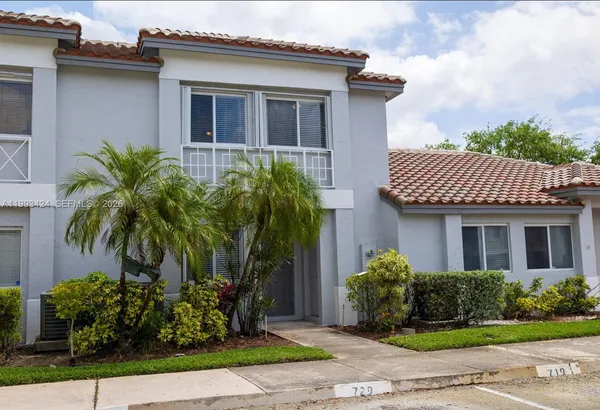 $2,949 | 719 Northwest 208th Way, Unit 719, Pembroke Pines, FL 33029