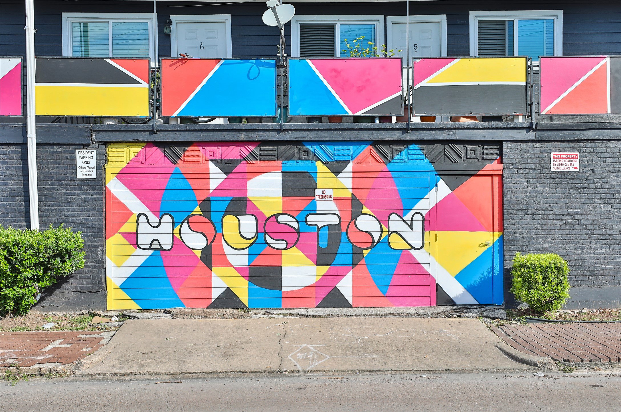 1840 Richmond Avenue, Unit 15 Houston, TX 77098 - Photo 3 of 14 a view of swimming pool with red and white