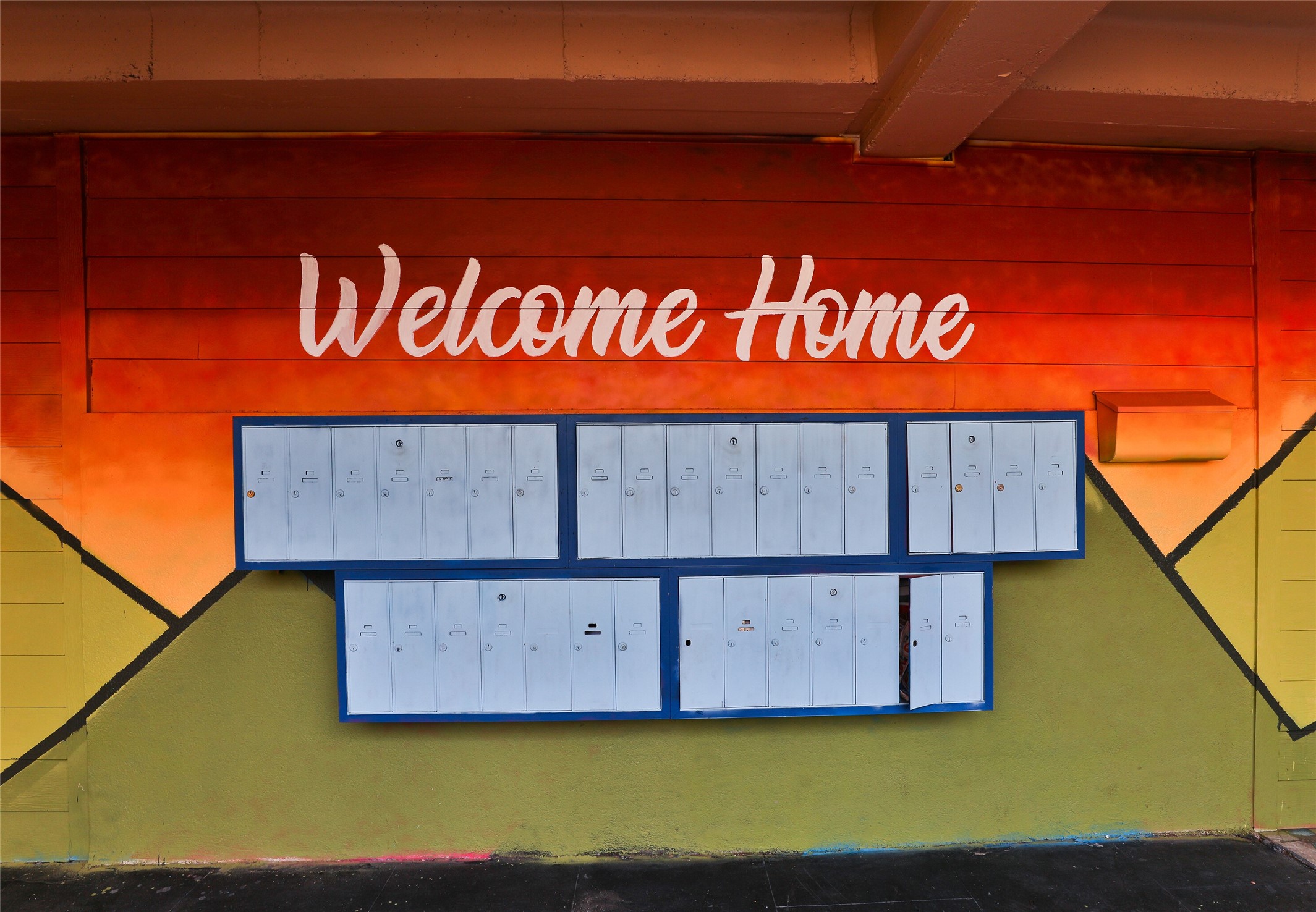 1840 Richmond Avenue, Unit 15 Houston, TX 77098 - Photo 5 of 14 a sign that is on a brick wall