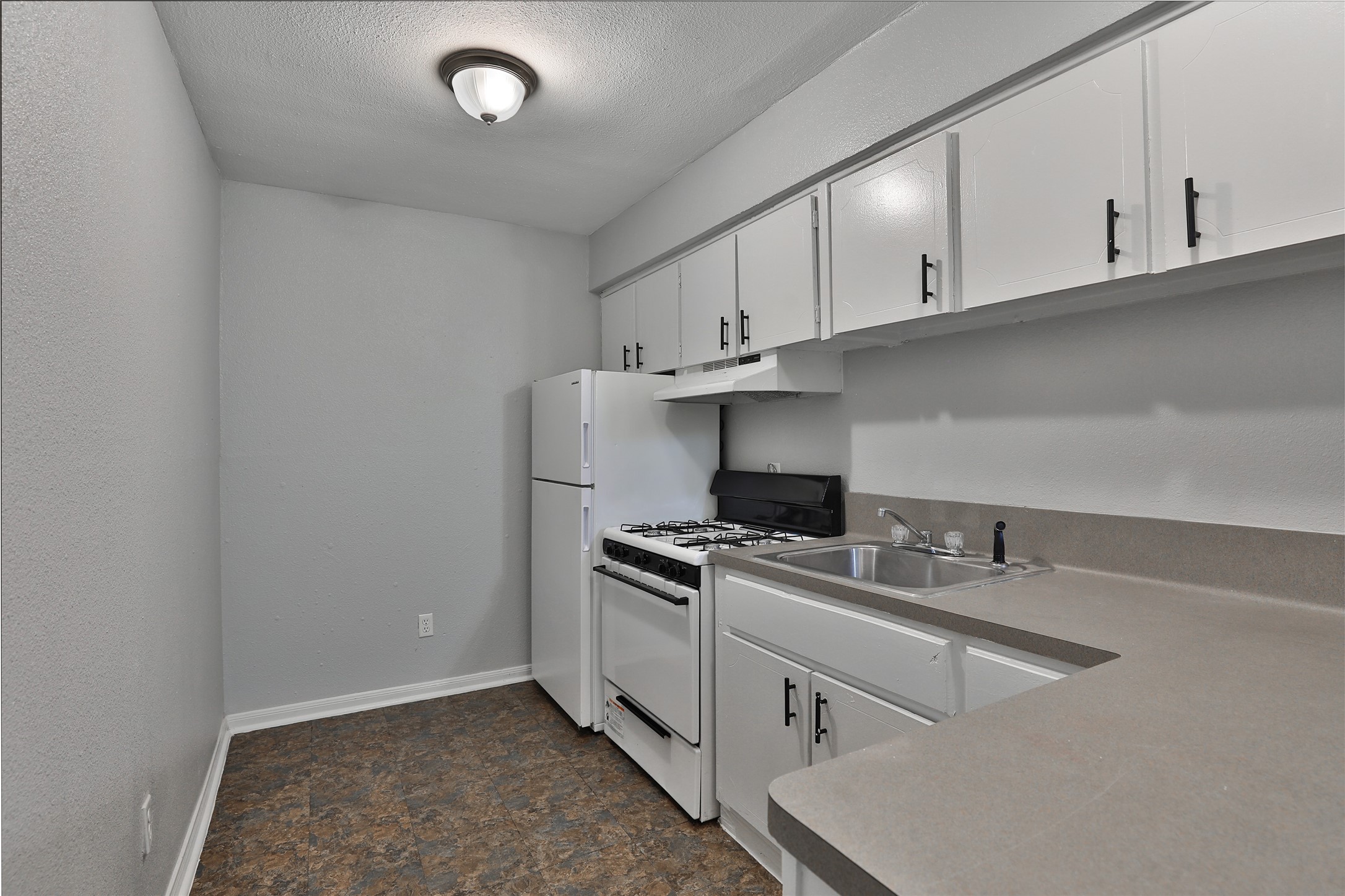 1840 Richmond Avenue, Unit 15 Houston, TX 77098 - Photo 7 of 14 a kitchen with cabinets appliances and a sink